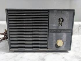 B615-y2999 Admiral Vintage Model Y2999 Tube Radio 4p3 Turns On