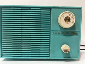 Y2998 Admiral Vintage Am Radio. Unit Still Works Has A Great Look To It