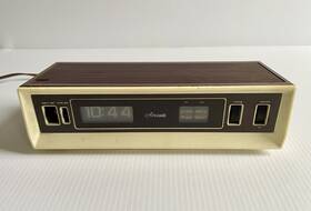 298w112 Aircastle Vintage Flip Alarm Clock Radio Model Mostly Working