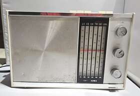 Ar-158 Aiwa Vintage Solid State 6 Band Radio No. With Carrying Handle. Works