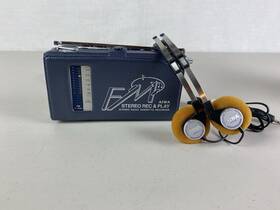 Cs-j1sy Aiwa Vintage Stereo Walkman Cassette Radio Player With Case