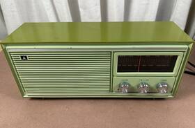 Rf-1007 Alexander S Vintage Mid Century Avocado Green Am Fm Tabletop Radio