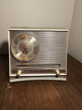 5571 Arvin Vintage 1950s Ivory/green Clock With Am / Radio Works Does Not Rare
