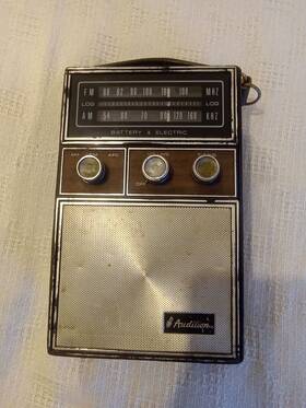2205-2 Audition Am/fm Radio. Model Tested Working 2205-2 Audition Am/fm Radio. Model Tested Working