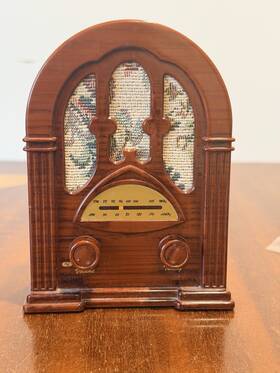 An-82 Avatar Vintage Mini Jukebox Table Top Am Fm Radio Wood Grain Works