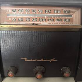 75p6u Bendix Vintage Am/fm Tabletop Bakelite Radio Model - See Photos