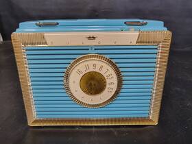 P-11209 Bulova Vintage 3 Way Portable Vacuum Tube Radio 206 Teal Blue With Gold Trim P-11209 Bulova Vintage 3 Way Portable Vacuum Tube Radio 206 Teal Blue With Gold Trim
