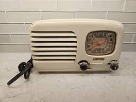 43-8180 Coronado Vintage Radio Model No. Cream Color Clean