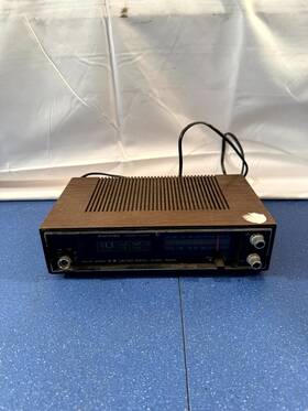 Fsd-400 Electra Vintage Am/fm Lighted Digital Clock Radio Powers On Untested