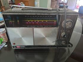 Re-2056 Electronics Corporation Vintage Solid-state Radio With Dual Speakers Am/fm/afc Sw Air/police Bands