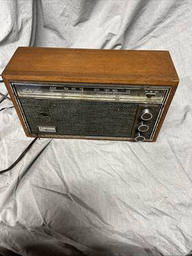 31t54 Emerson Vintage Model Am-fm Radio. Turns On