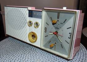 Emerson G-1706 Nice Vintage G1706 Clock Radio - Soft Pink Working
