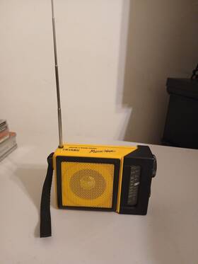 1867eh Ertl Vintage Music Wave Am Fm Radio Yellow Sport Hand Held Portable 1987 Works