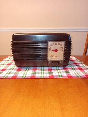 1040t Federal Model Tube Radio Plays But Body Rough Parts/restore