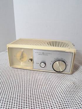 2836e Ge Vtg General Electric Solid State Am Radio Alarm Clock. Has Chips Works 2836e Ge Vtg General Electric Solid State Am Radio Alarm Clock. Has Chips Works