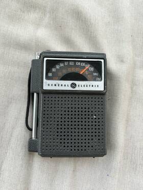 7-2115 Ge Vintage Portable Radio