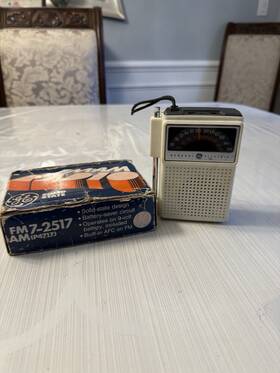 7-2517 Ge Vtg General Electric Fm Am P4717 Radio Works With 9v Battery Not Included
