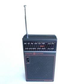 7-2582g Ge 7-2582 Vtg General Electric Radio Am Fm Portable With Battery Sold As Is