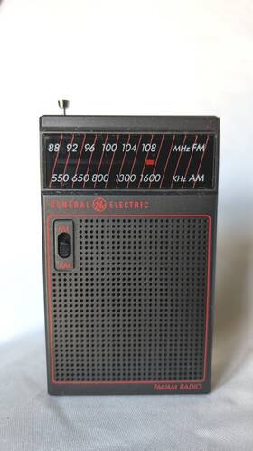 7-25826 Ge Radio Am Fm Portable Transistor Black Red Belt Clip Works