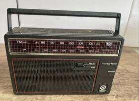 7-260d Ge Vintage Portable Radio Am/fm - Dual Power Works Great