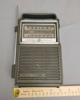 7-2808 Ge General Electric Two Way Power Am Fm Radio Battery Or Plug Operated