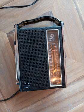 7-2861a Ge Vtg General Electric Model Portable Am/fm Radio 2 Way Power Read