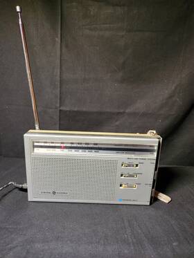 7-2865a Ge General Electric Vintage Portable Am/fm Radio Tested Works Great