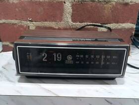7-4375f Ge General Electric Flip Clock Radio With Alarm Am Fm Electronics Vintage