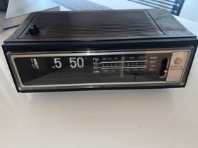 7-4410c Ge Vintage General Electric Flip Clock Am/fm Radio Alarm Model Working