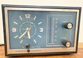 7-4728a Ge 7-4728 General Electric Clock Radio Model - Walnut Grain Blue Face Vintage
