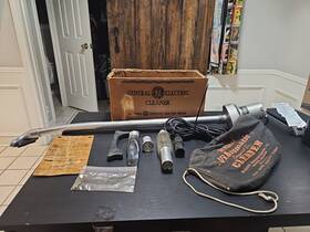 Av-20 Ge Vtg General Electric Inch Tidy Tested. With Attachments Handle Needs Attached Av-20 Ge Vtg General Electric Inch Tidy Tested. With Attachments Handle Needs Attached