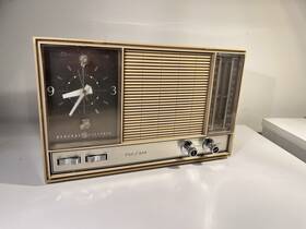 C-4300a Ge Vintage 1960s Clock Radio Solid State Model - Atomic Era Mcm Design