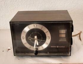 C1401a Ge Vtg General Electric Model Alarm Clock Am Radio Walnut Grain Finish