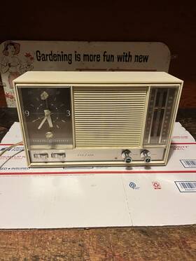 C2510 Ge Vintage General Electric Model Am Fm Clock Radio Both Work