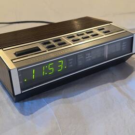 7-4852a Ge F-4852a General Electric Vtg Woodgrain Am/fm Clock Radio Works