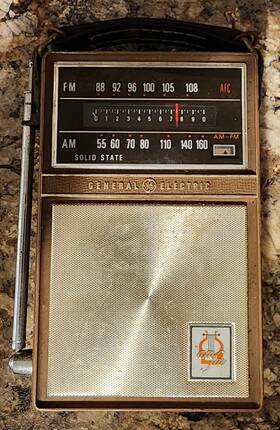 P-1844b Ge Vintage Am/fm Two Way Power Radio Leather Case Sold As Is