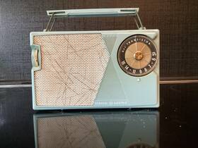 P-806a Ge Vintage General Electric Portable Radio