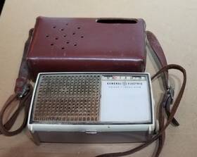 P-816a Ge General Electric - Portable Radio With Leather Care Untested 6v Battery