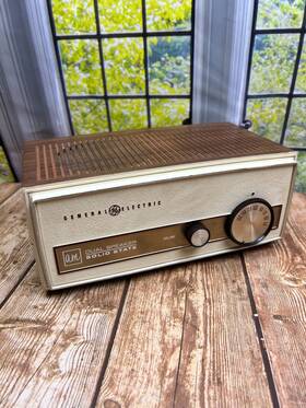 T-1140a Ge Vintage General Electric White With Wood Grain Solid State Am Radio