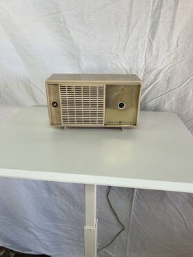T-127 Ge T-128 / Am Vacuum Tube Radio Untested