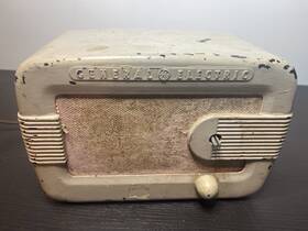 Yrb-60-2 Ge Vintage General Electric Tube Radio Powers On Static Parts Repair
