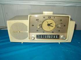 C-417 General Electric 1960s Art Deco Tube Clock Radio Works Hums