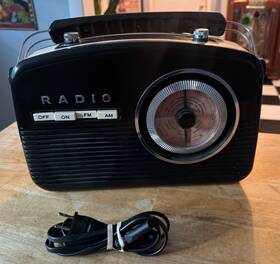 Intertek 3189538 Am/fm Retro Portable Radio Model