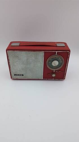248073 Jade Vintage Solid-state Dual Power Red Leather Portable Radio Opt. Batt Operate 248073 Jade Vintage Solid-state Dual Power Red Leather Portable Radio Opt. Batt Operate
