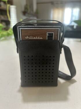Apr-206a Juliette Vintage Model Apr 206a Am Solid State Radio With Leather Case. Works