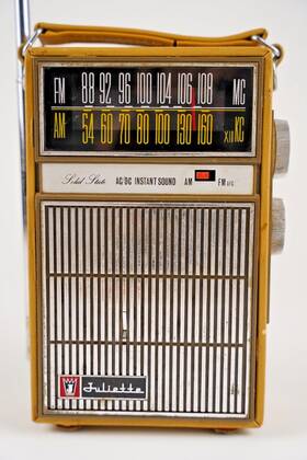 Na-1114 Juliette Vintage Radio Model Solid State Ac/dc Mustard Yellow