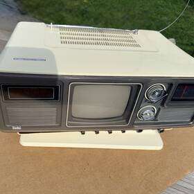 Kumho 371-28 1979 Art Deco Swivel Tv Am/fm Radio Clock Vintage Parts Or Repair