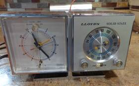 8j35g-07a Lloyds Vintage Solid State Le Cadeau Analog Clock Pedestal Radio