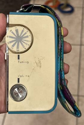 8r29 Lloyds Rare Htf Vintage Model 8r29- Inch Hipster Am/fm Solid State Radio- Turns On