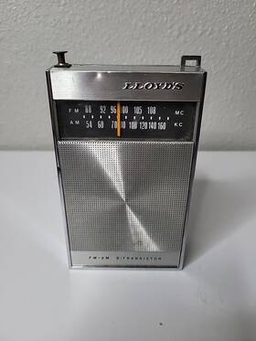 8r35b Lloyds Vintage Solid State Fm/am Portable Radio With Ac Adap/carrying Case